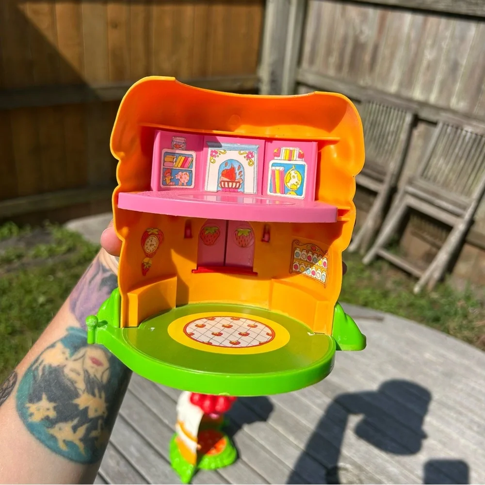 Vintage 80’s Strawberry Shortcake Toy House‎ with accessories 1981